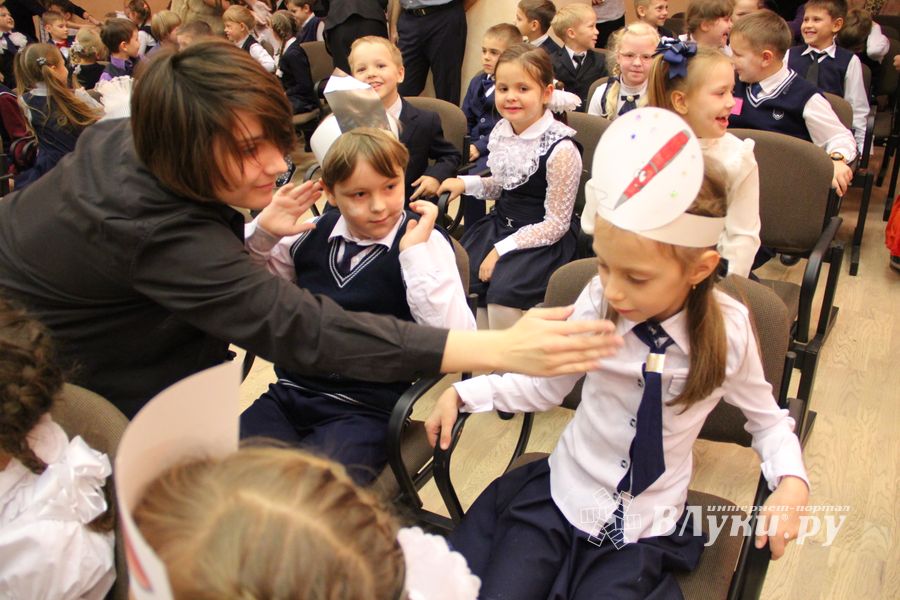 Зачем самых младших учеников 13-й школы испачкали мелом (ФОТО)