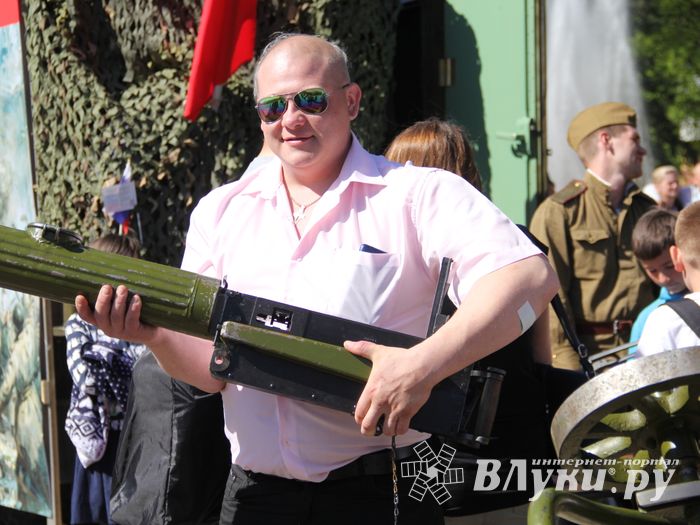По центральному проспекту Великих Лук прошёл  «Бессмертный полк» (0+) (ФОТО)