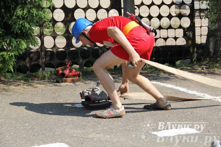 В Великих Луках прошли соревнования среди пожарных