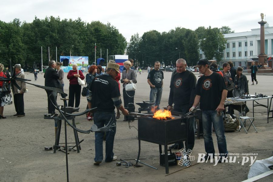 Псковский кузнечный двор на празднике Дня флага РФ в Великих Луках