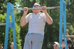 В Великих Луках состояли соревнования по подтягиванию на турнике (фото)