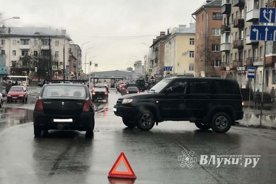 Сразу две аварии затрудняют движение транспорта в Великих Луках (ФОТО)
