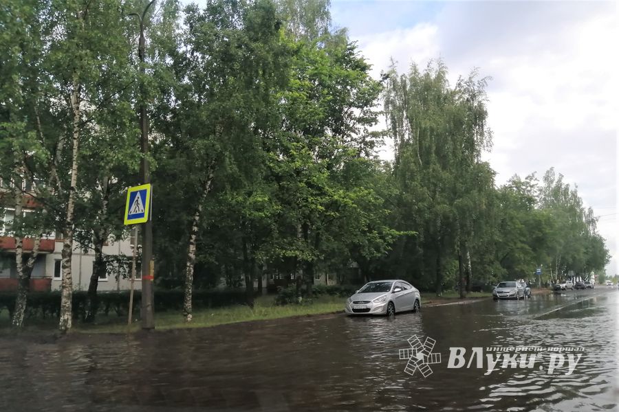 И плывем, и плаваем – Великие Луки после ливня (ФОТО)