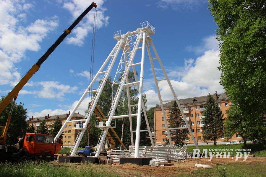 Ноги будущего колеса обозрения обрастают лучами (ФОТО)