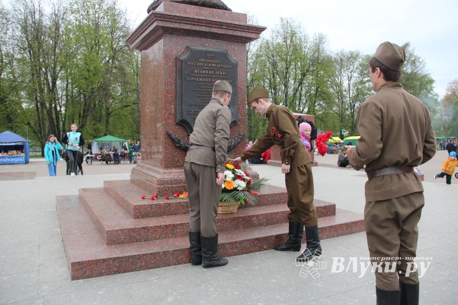 В Великих Луках прогремел праздничный салют в честь Дня Победы (ФОТО)