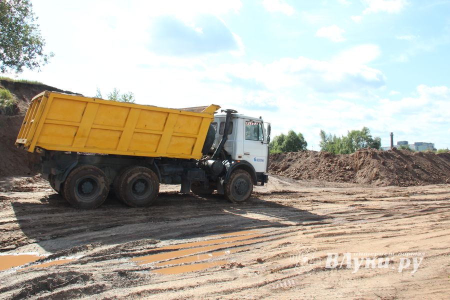  На месте строительства путепровода ведутся работы (фото)