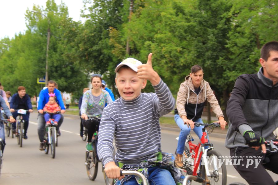 В Великих Луках прошёл Велопарад (ФОТО)