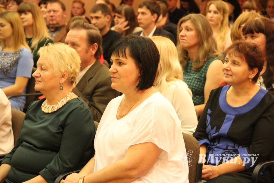 В Великих Луках ученики школы №13 поздравили своих педагогов (ФОТО)