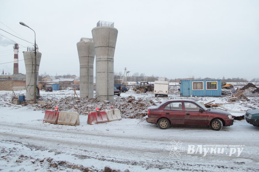 В Великих Луках продолжается расчистка местности для строительства путепровода (ФОТО)