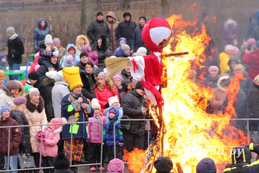 В Великих Луках сожгли Масленицу (фото)