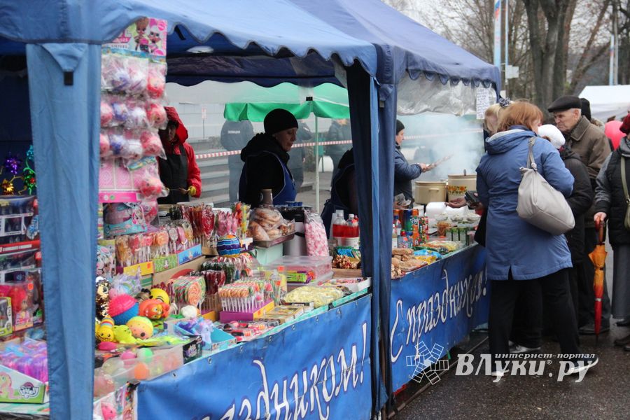 Митинг и праздничные гуляния в Великих Луках (ФОТО)