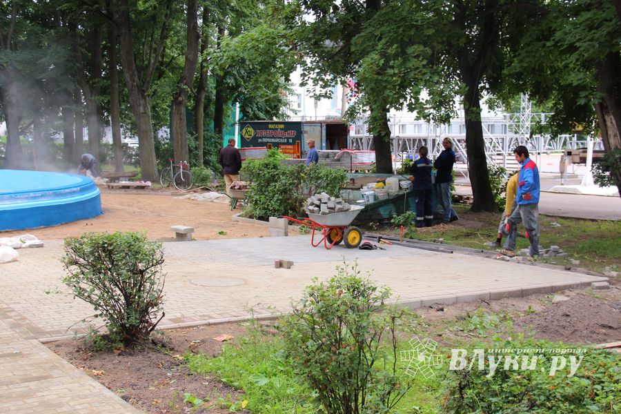 В Великих Луках сажают, стригут и красят (ФОТО)