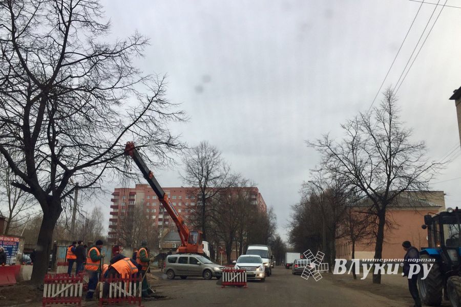 Фотофакт: на ул. Ботвина раскопали участок дороги