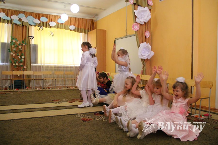 Юные великолучане поздравили мам и бабушек с помощью Золушки (ФОТО)