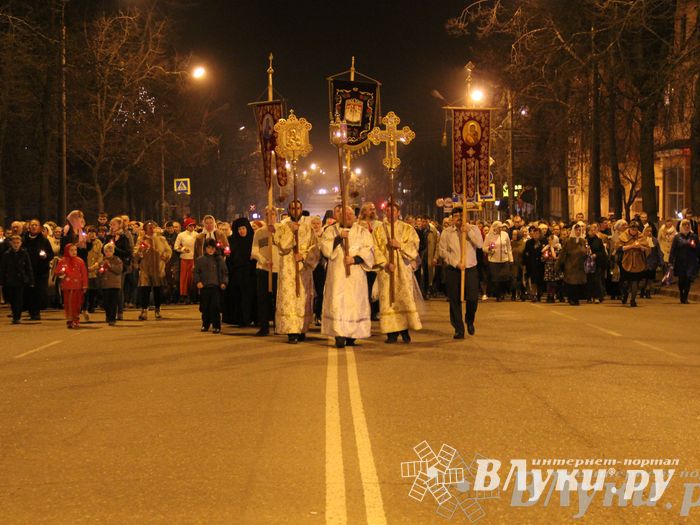Крестным ходом встредили великолучане светлый праздник Пасхи