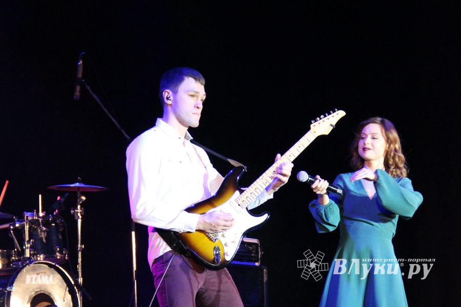 В Великих Луках состоялся концерт Юлии Савичевой (фото)