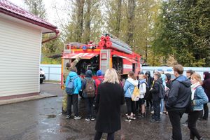 Великолукских школьников познакомили со спасательной техникой (ФОТО)