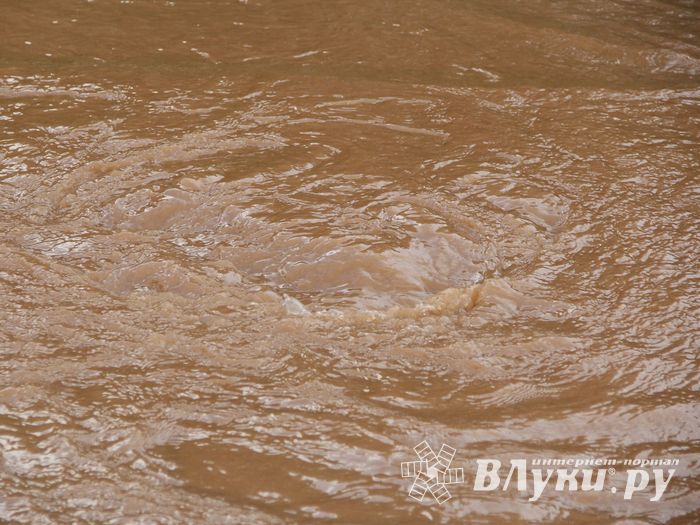 Серьёзная авария на водопроводе в Великих Луках (ФОТО; ВИДЕО)