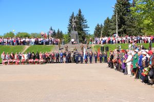 По центральному проспекту Великих Лук прошёл  «Бессмертный полк» (0+) (ФОТО)
