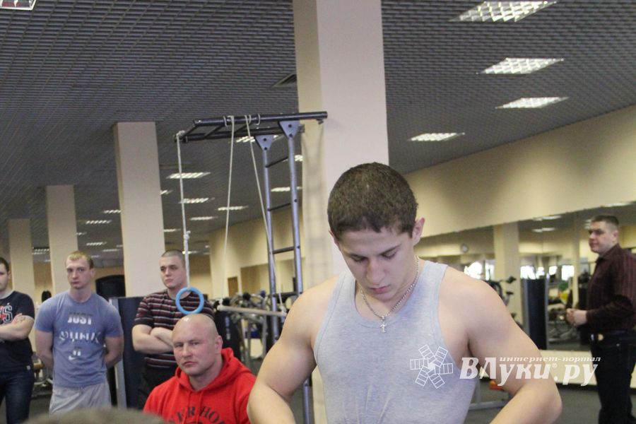 В Великих Луках состоялись Первенство города по жиму штанги и Первый Кубок города по армлифтингу (фото)