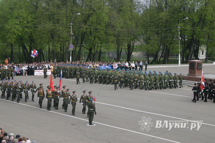 В Великих Луках прошел Военный парад