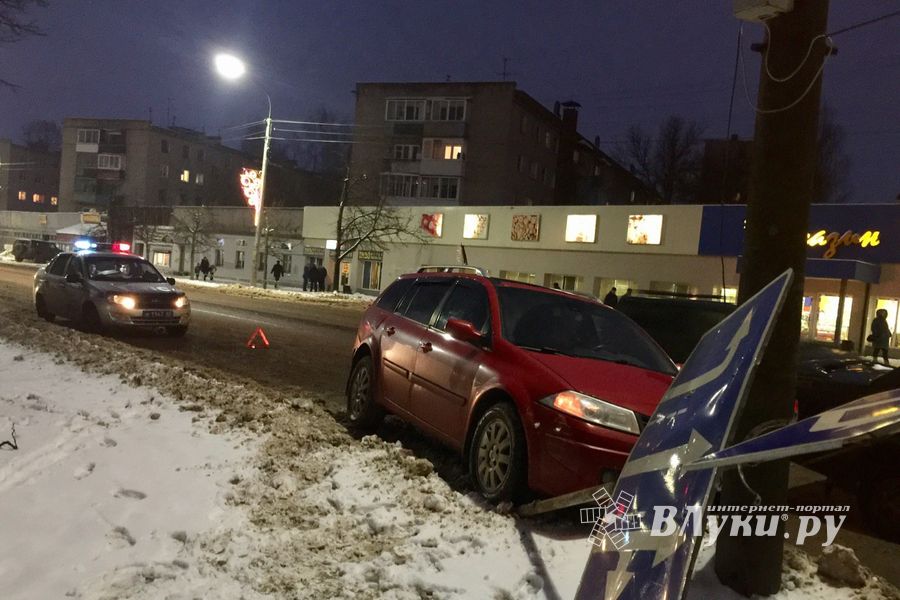 В Великих Луках столкнулись две легковушки и дорожный знак (ФОТО)