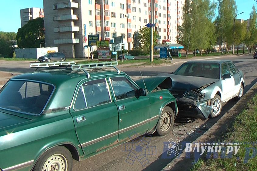 В Великих Луках столкнулись Ауди и ГАЗ