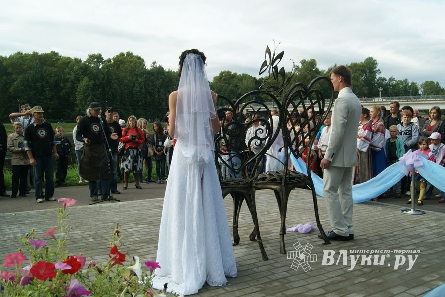 Торжественное открытие парковой скульптуры «Кресло влюбленных»