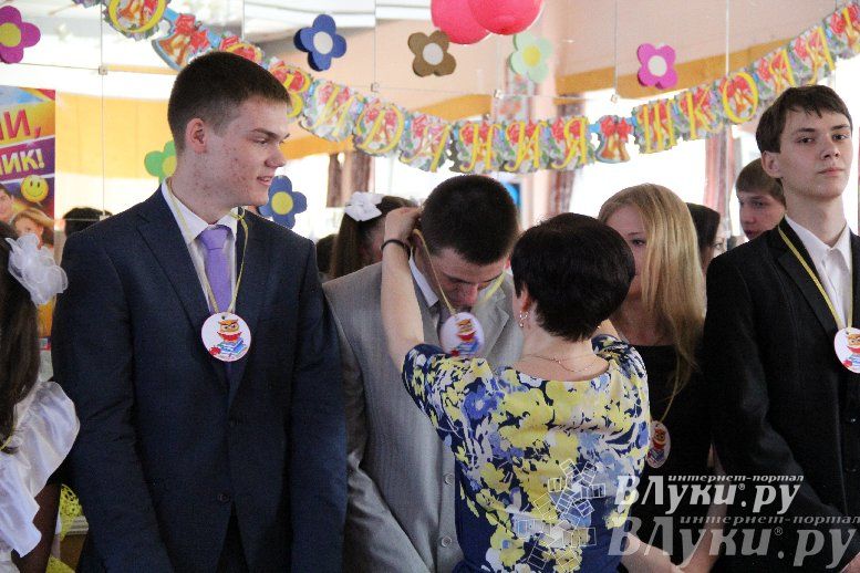 В Великих Луках прозвенели «Последние звонки»