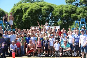 В Великих Луках состояли соревнования по подтягиванию на турнике (фото)