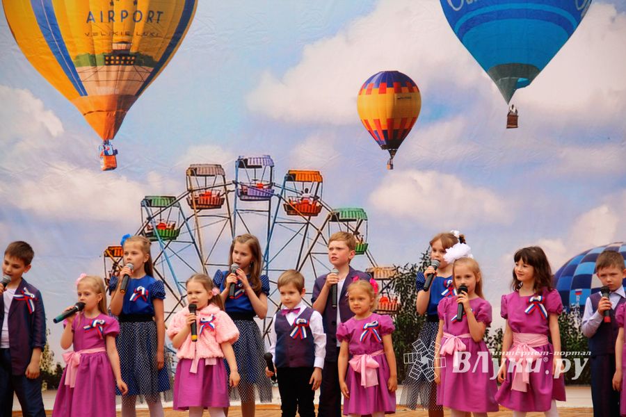 В Великих Луках День России отметили большим концертом (ФОТО)