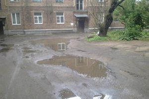 Грязь, лужи и ямы остались после грейдера во дворах по проспекту Гагарина в Великих Луках