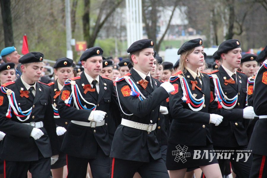 В Великих Луках прошел Парад Победы (ФОТО)
