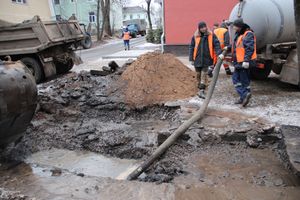 Из-за аварии в водоводе несколько домов отключены от воды (ФОТО)