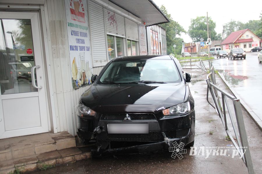 В Великих Луках автомобиль протаранил ограждение и «припарковался» на остановке (ФОТО)