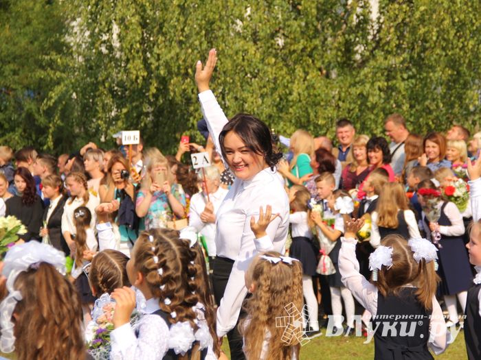 1 сентября в школах Великих Лук прошли Торжественные линейки (ФОТО)