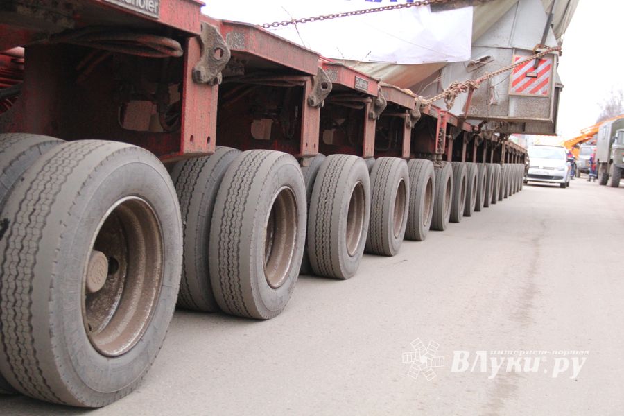 Негабаритный автопоезд вновь следует по улицам Великих Лук