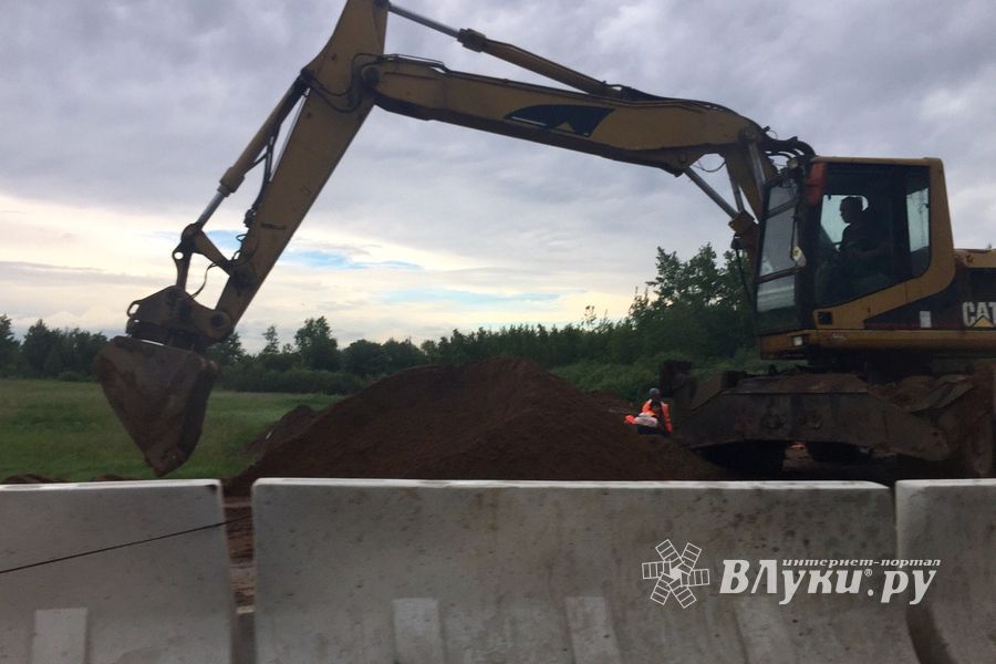 Пробка на трассе М9 на выезде из Великих Лук (ФОТО)