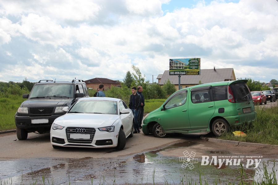 В Великих Луках произошло тройное ДТП (ФОТО)