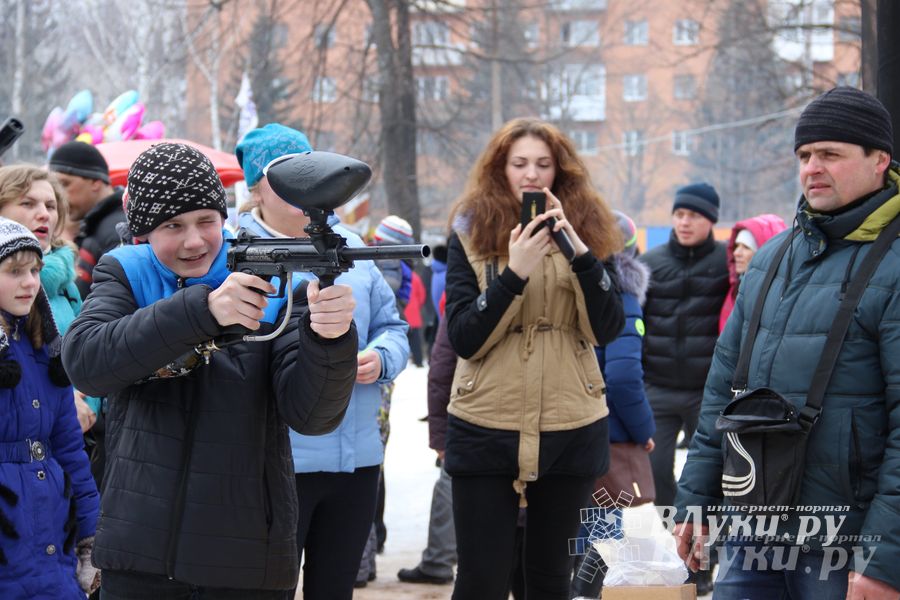 В Великих Луках состоялись проводы Широкой Масленицы — 2015 (фото)