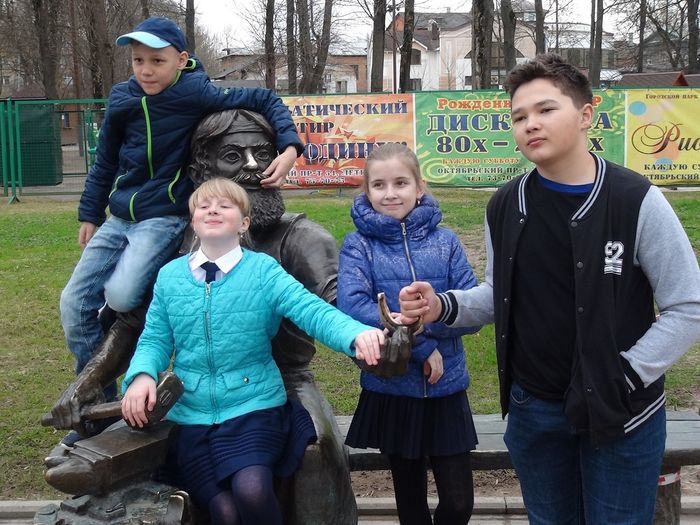 Великолукские школьники собрали макулатуру и снялись в фильме (ФОТО)