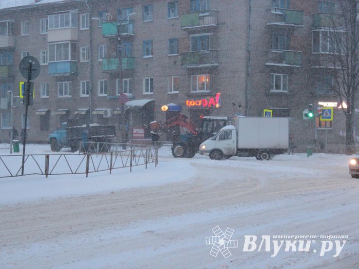 Великие Луки заносит снегом (фото)