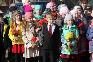 Ученики лицея №11 возложили цветы к могилам Братского кладбища (ФОТО)