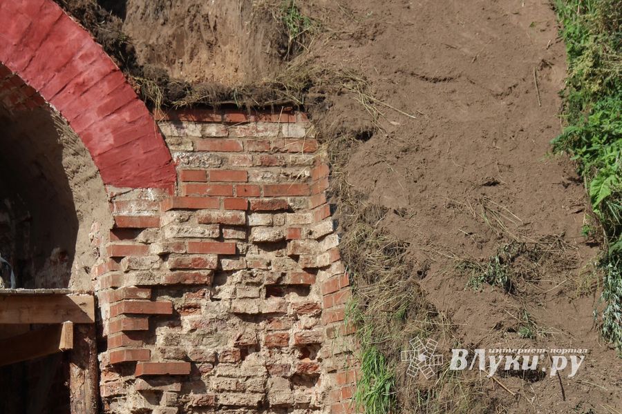 Совсем скоро великолучане смогут гулять по деревянным дорожкам Крепости (ФОТО)