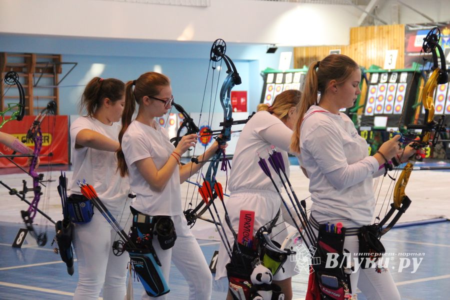 В Великих Луках проходят соревнования по стрельбе из лука (ФОТО)