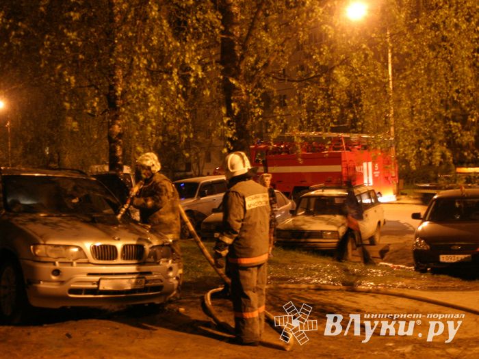 На Дружбе загорелся BMW