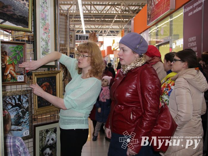 В Великих Луках прошел конкурс-выставка вышивки и бисера (ФОТО)