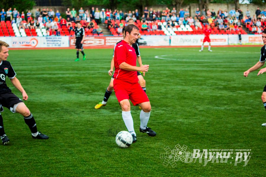 Матчи по футболу в рамках Первенства России проходят в Великих Луках (фото)