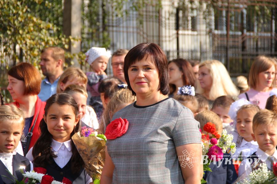 1 сентября в школах Великих Лук прошли Торжественные линейки (ФОТО)