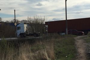 Фотофакт: на «самарском» переезде у фуры оторвался прицеп